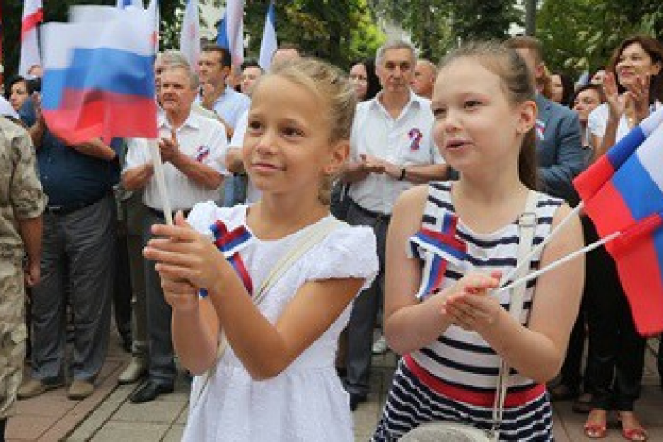 Крым отмечает День Государственного флага Российской Федерации.