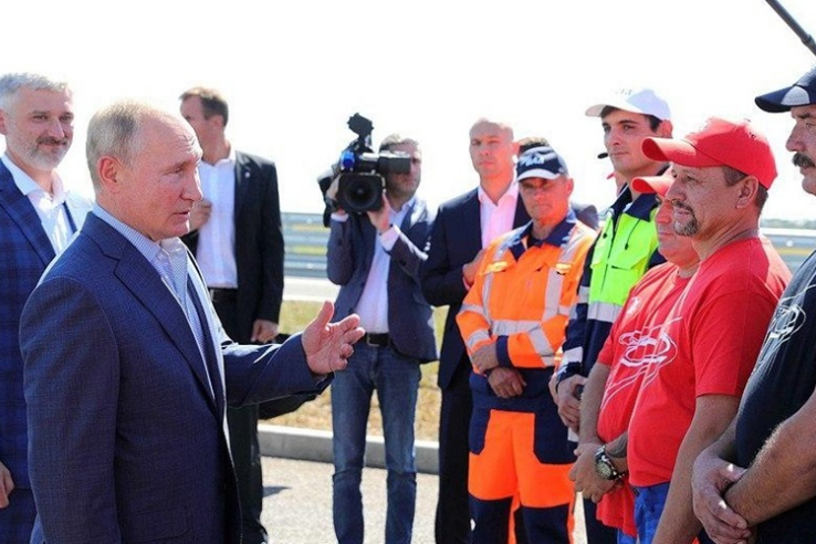 Президент России Владимир Путин дал старт движению транспорта по трассе «Таврида»
