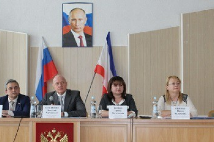 Виталий Нахлупин провел аппаратное совещание в администрации Симферопольского района