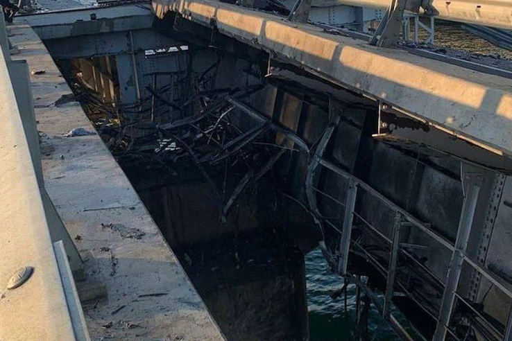 Крымский мост поврежден в результате атаки украинских беспилотников