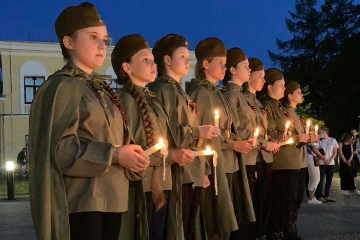 Седьмая симфония и огненные картины: ленинградцы отмечают День памяти и скорби