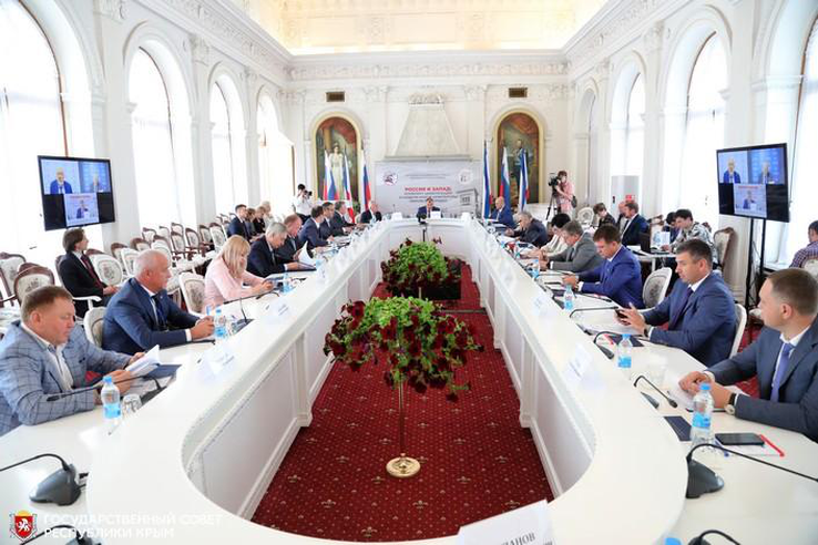 Владимир Константинов провел выездное заседание Комиссии Совета законодателей в Ялте
