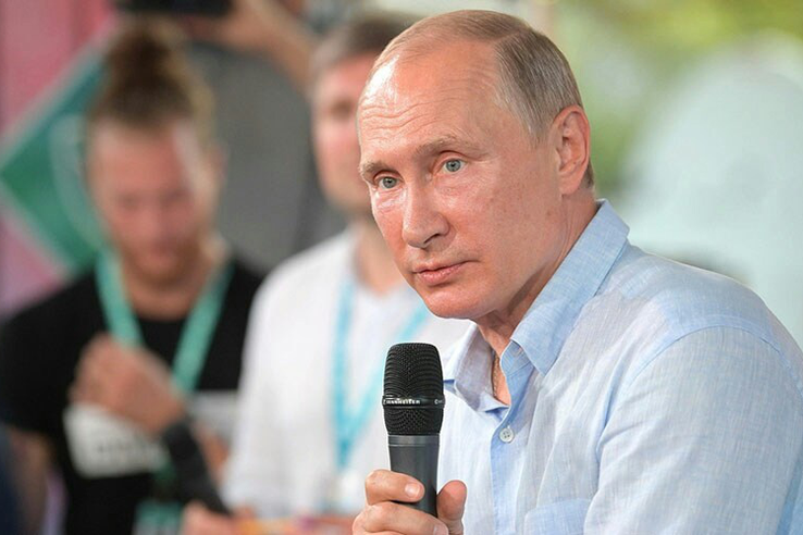 Владимир Путин сообщил о создании школы креативной экономики на молодежном форуме в Крыму