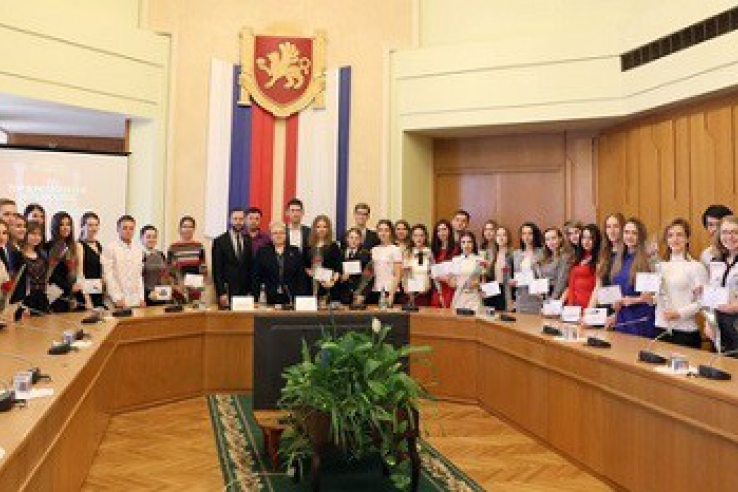 Пятьдесят студентов крымских ВУЗов получили свидетельства о назначении именных стипендий Государственного Совета Республики Крым