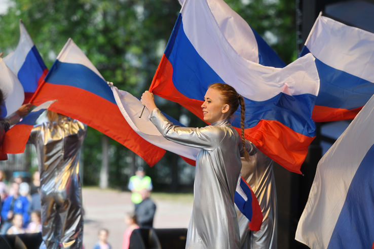 Ленобласть отмечает День флага России