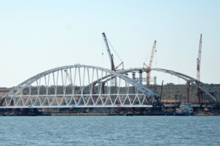 Завершена операция по установке арки Крымского моста