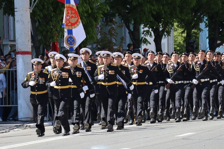 Парады Победы прошли в Симферополе и Севастополе