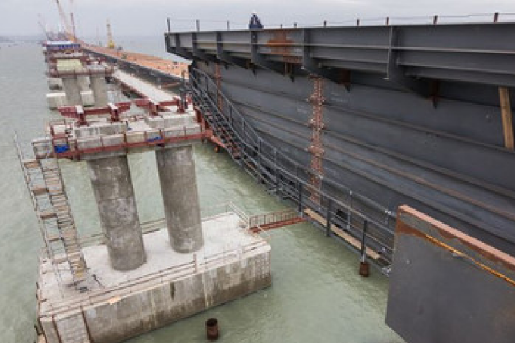 Строители приступили к возведению железнодорожных пролетов Крымского моста над акваторией Керченского пролива
