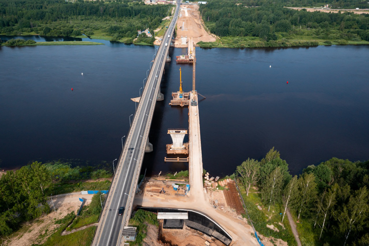 Новый мост в Киришах «встает на ноги»