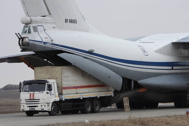 Военные доставили в Крым 100 тонн гуманитарной помощи для жителей юга Украины