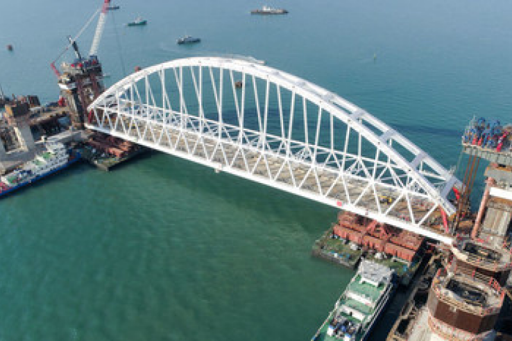 Строители отчитались о досрочном завершении морской операции по установке арки Крымского моста