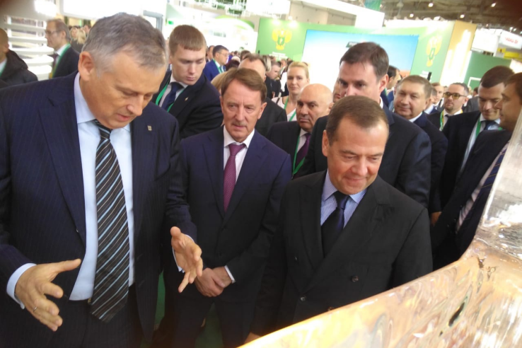 Дмитрий Медведев посетил стенд Ленинградской области на агропромышленной выставке "Золотая осень-2019"