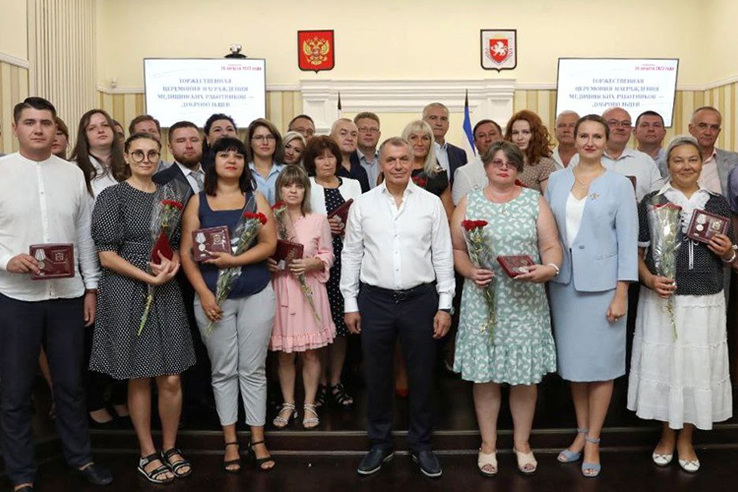 В Крыму наградили медиков, отправившихся добровольцами на Донбасс