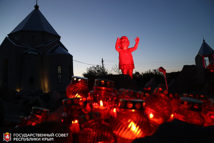На территории Мемориального комплекса «Концлагерь «Красный» прошла патриотическая акция «Зажги свечу памяти»